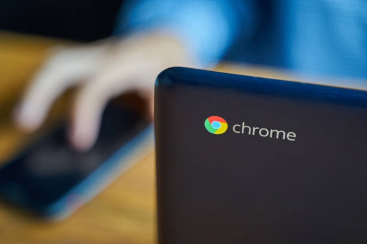 Uomo lavora con il suo Chromebook