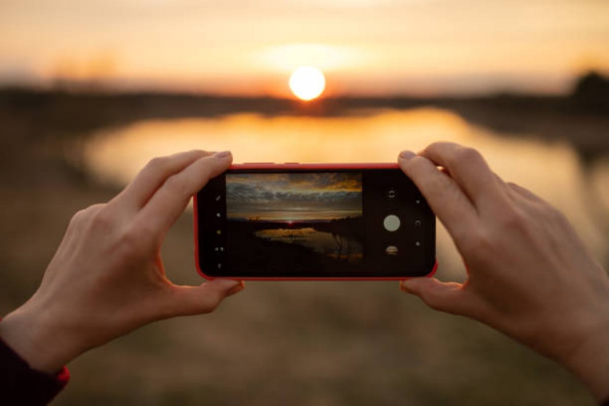 Foto col cellulare a un tramonto