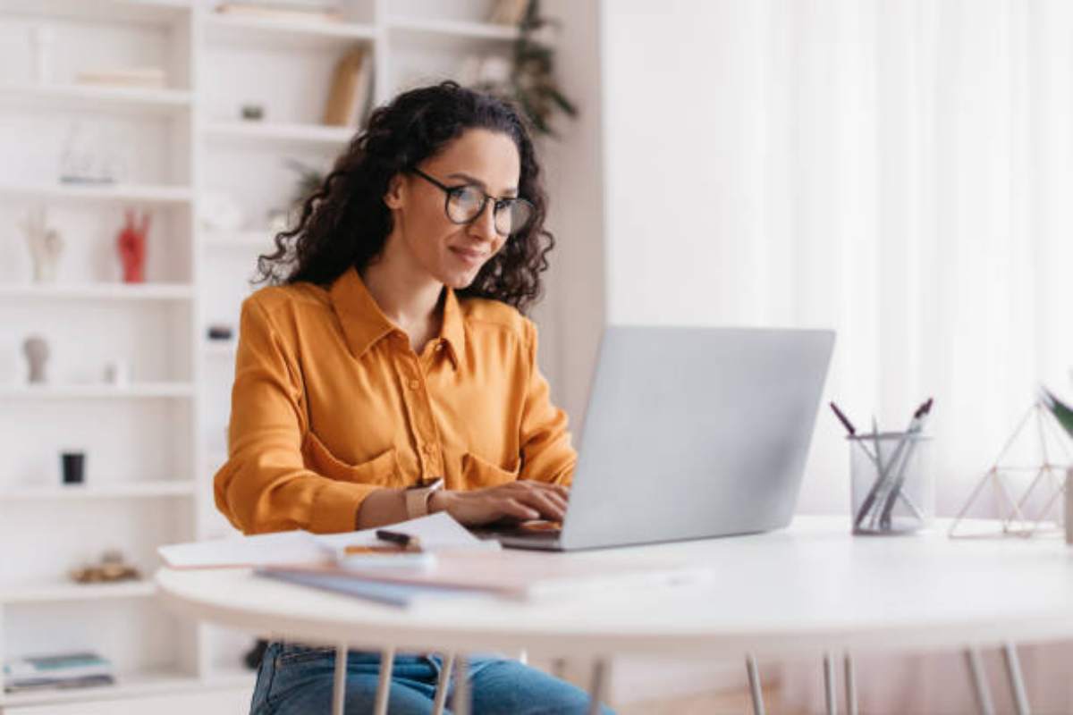 Ragazza formatta il proprio computer