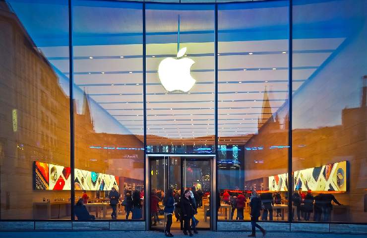 Apple store pieno di gente con logo mela