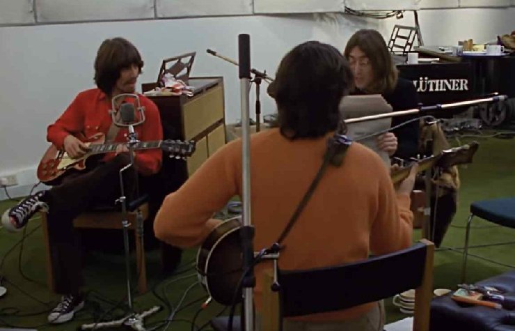 Scena da Get Back sui Beetles con Lennon e Harrison di fronte