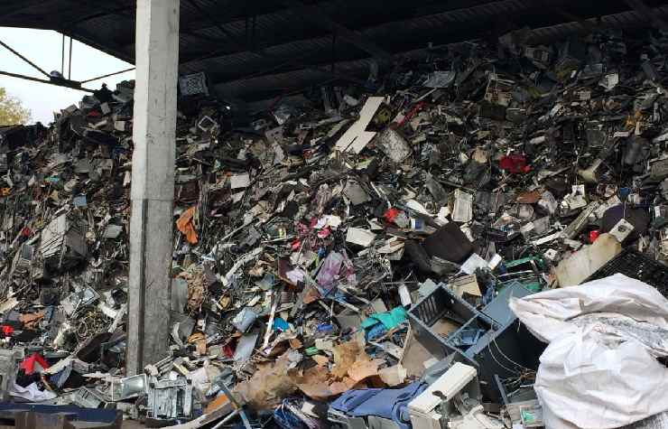 Montagna di rifiuti elettronici che spreco