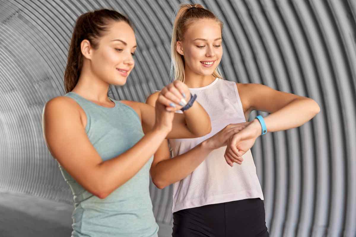 Due ragazze guardano i loro fitness tracker