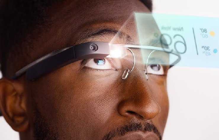 Google Glass provati da un ragazzo in un tutorial