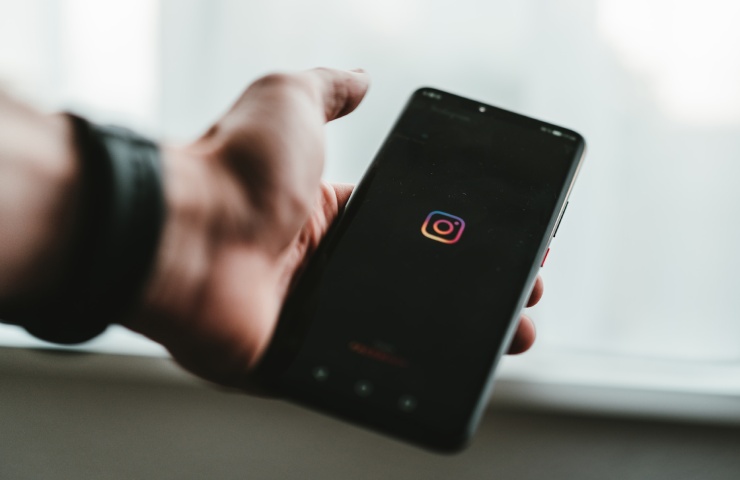 Icona Instagram su sfondo nero