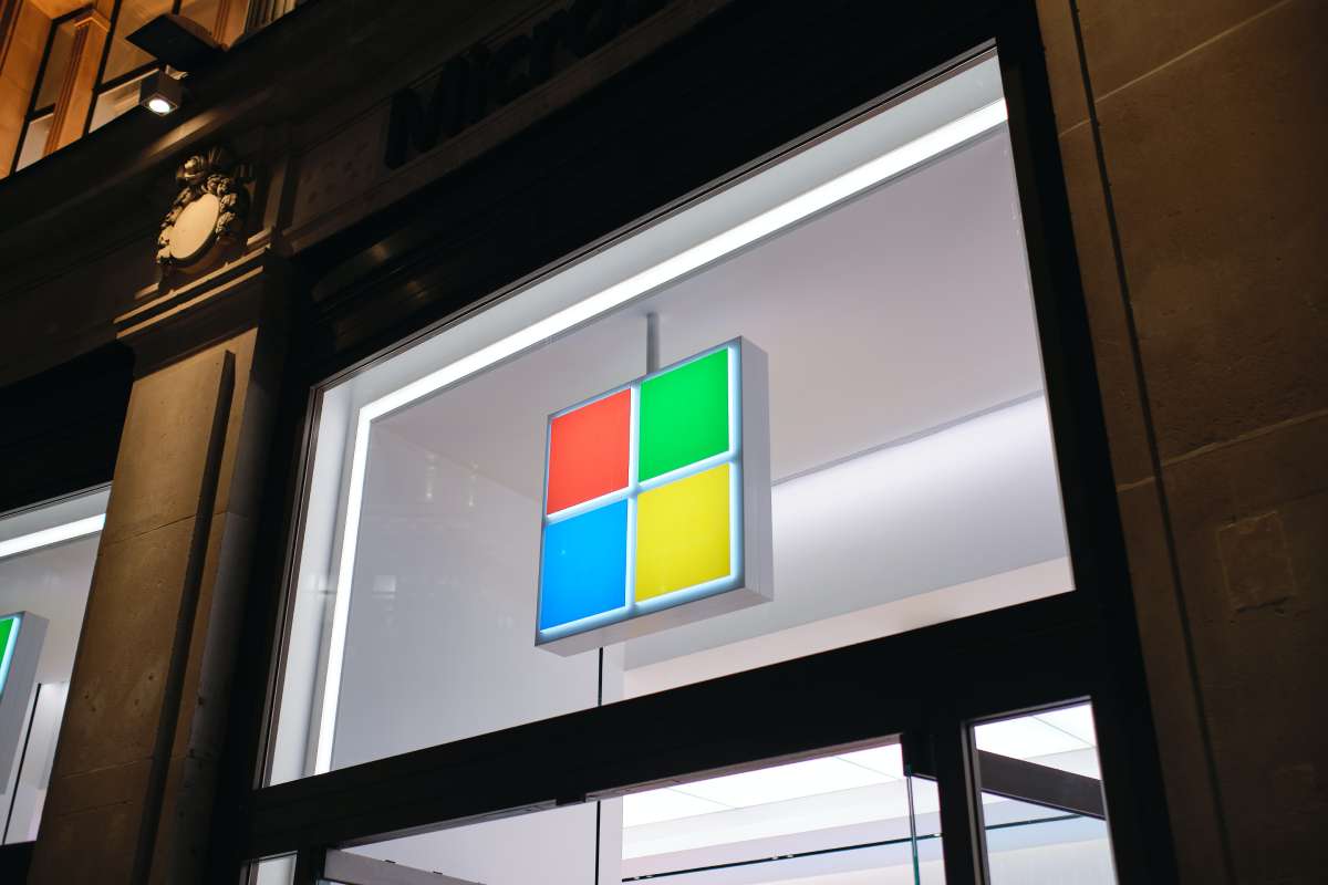 Microsoft logo in una vetrina nei suoi 4 colori elementari