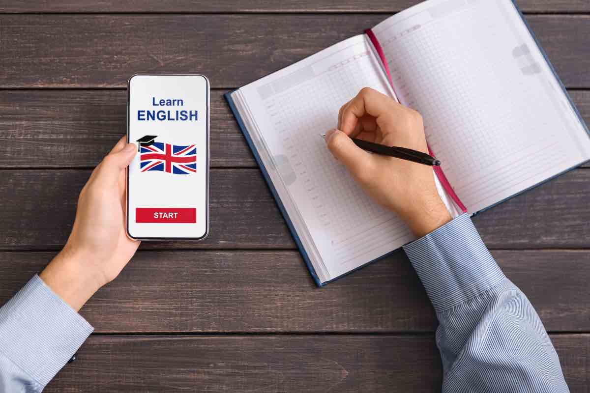 Un uomo usa un'app per studiare inglese