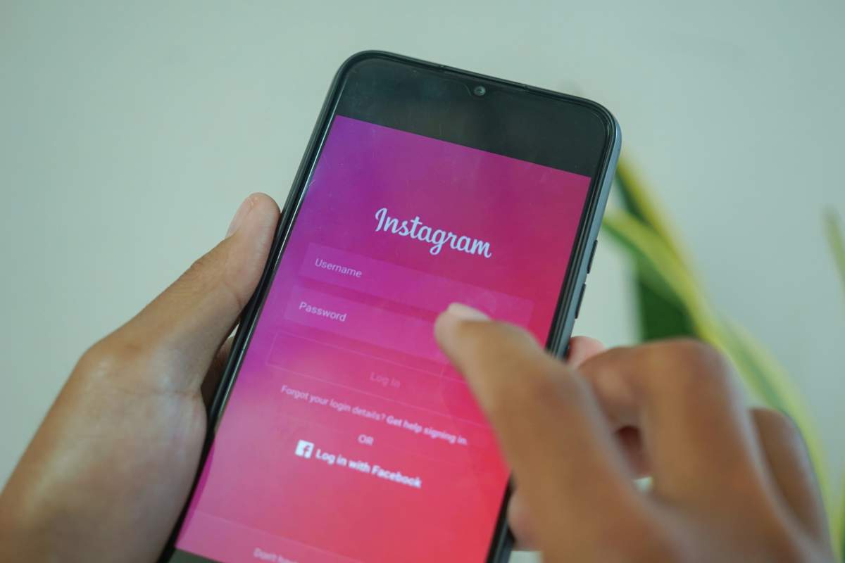 Login della app di Instagram su telefono