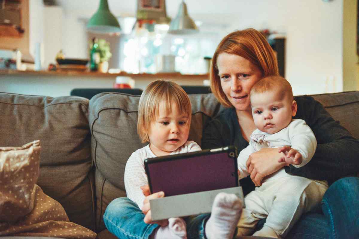 Madre e figli usano tablet con attivo il parental control