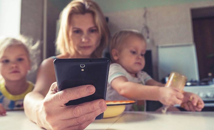 genitori e figli con smartphone