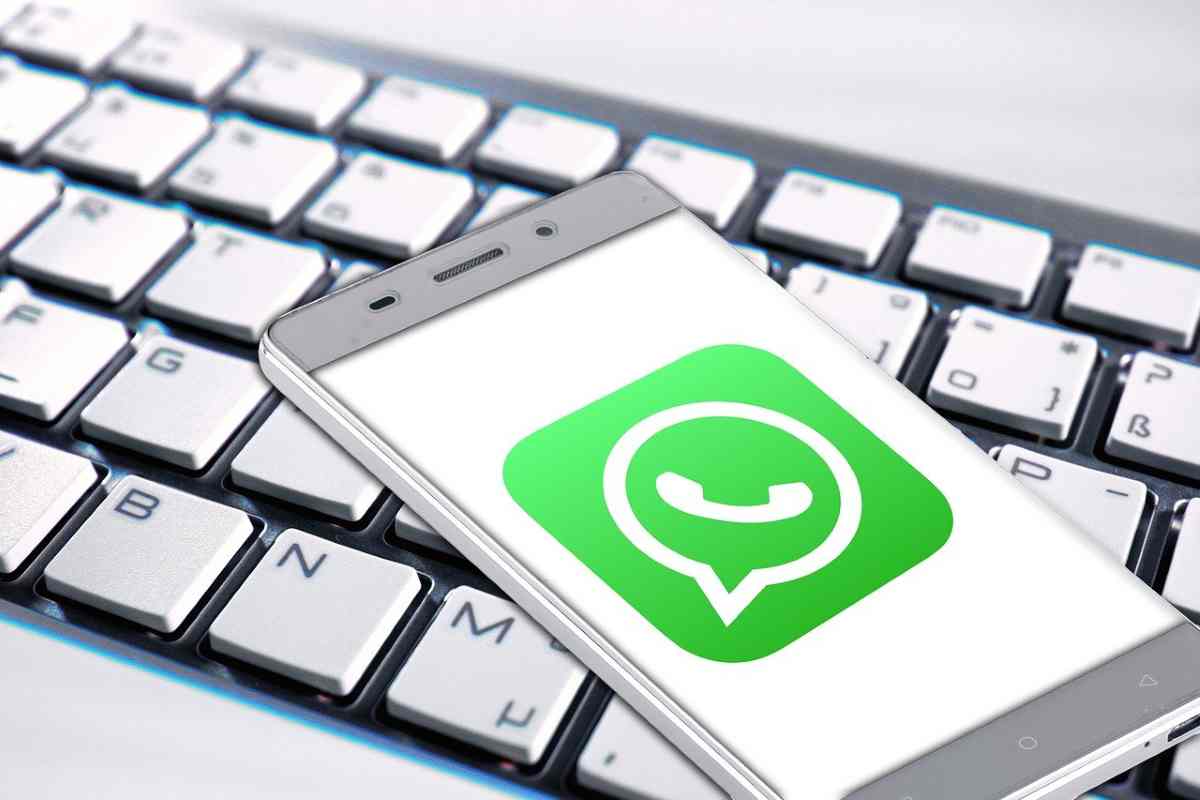 Cellulare con applicazione whatsapp e tastiera pc