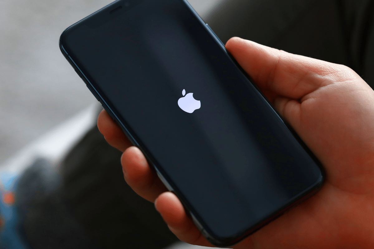 iPhone, come evitare che si scarichi di continuo: il trucco per risparmiare batteria