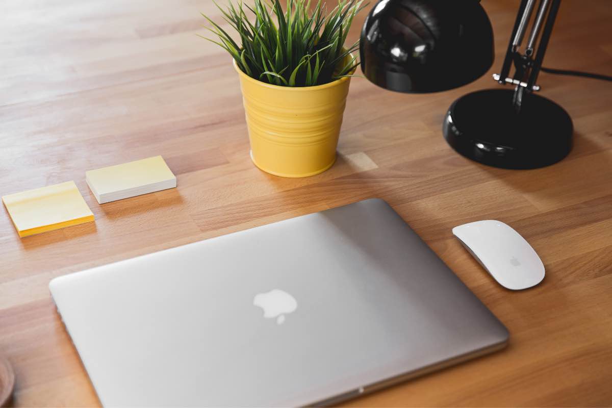 Mac di Apple con mouse sulla scrivania