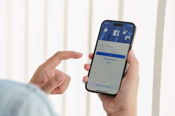 l'abbonamento di facebook e instagram serve per non far tracciare i propri dati