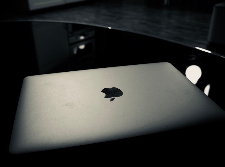Mac di Apple sotto una luce