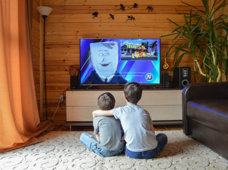 Due bambini guardano la TV