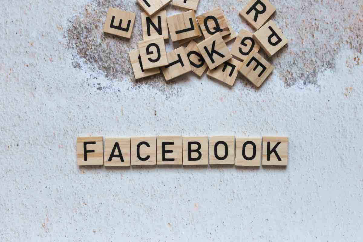 Facebook scritto con lettere di legno