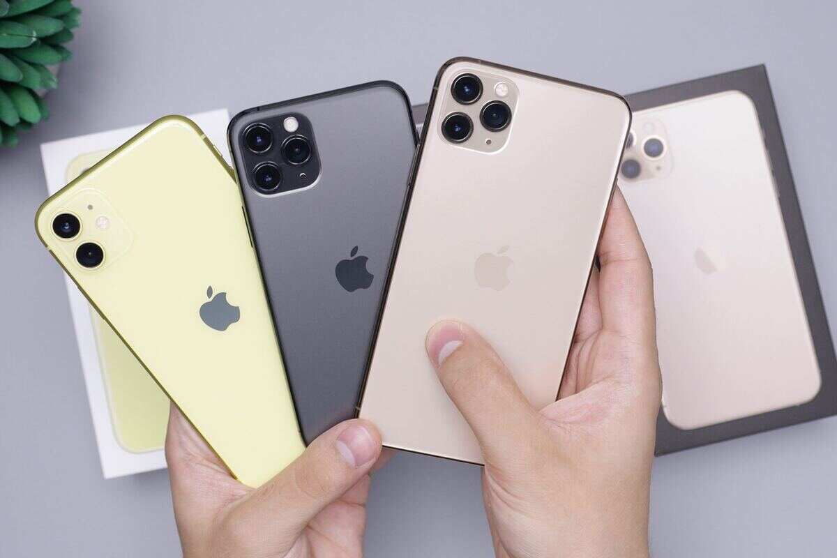 Tre iPhone di colori diversi