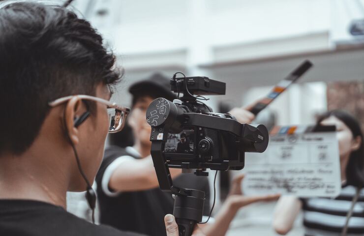 ragazzo riprende giovane attrice per un cortometraggio