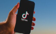 Uno smartphone con sopra il logo di TikTok